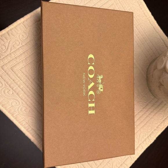 Coach NWT Wristlet with Heart and C Charms Box Set - Picture 9 of 9